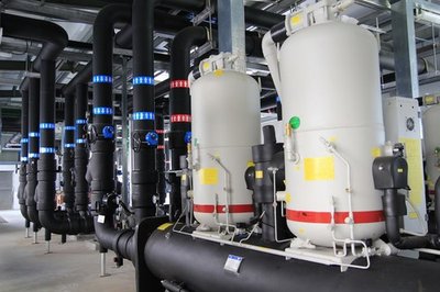 地源热泵采用密封式循环用水管道自动供水到地底吸热或散热,省却暖通空调系统用水