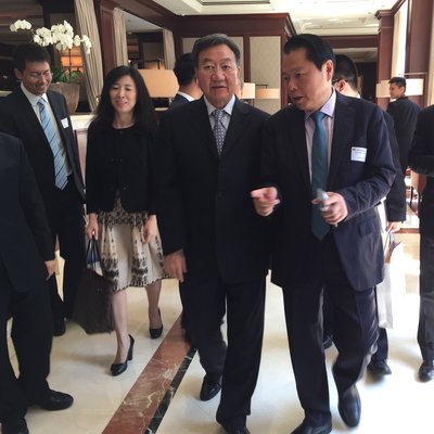 在此前举行的中比经贸论坛期间，中国贸促会会长姜增伟与丁佐宏进行交流。