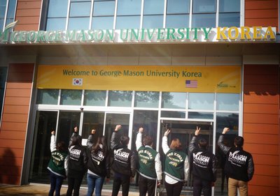 犹他大学亚洲校区的学生在学术大楼前合影 (https://asiacampus.utah.edu/)