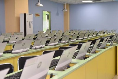 达内教育配备惠普迷你电脑进行远程同步直播教学课程的教室
