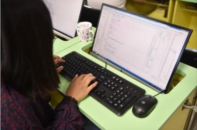 达内教育学生使用惠普迷你电脑学习