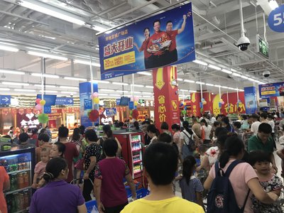 沃尔玛深圳坪地宜城广场店今日开业，吸引很多顾客到店消费
