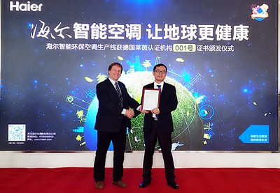 TUV莱茵亚太区和大中华区证书部副总裁霍扬为海尔颁发全球首张R290智能环保空调生产线安全证书