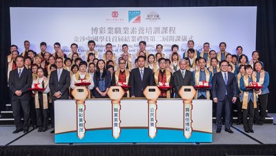 Officiating guests present certificates to representatives of graduating team members at Thursday’s joint graduation-inauguration ceremony for Sands China’s Professionalism Training for Gaming Practitioners programme after the officiating moment.