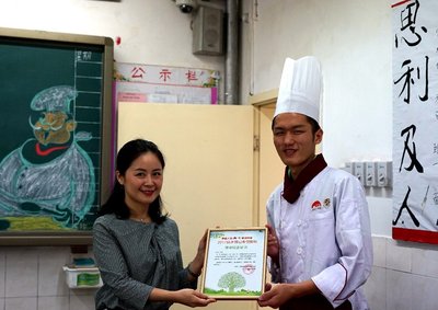 2017届希望厨师接过李锦记精心准备的毕业证书
