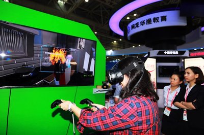 市民戴上VR设备体验厨房消防演练
