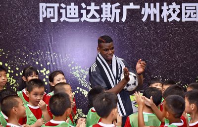 阿迪达斯携球星博格巴在广州推广校园足球