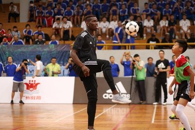 阿迪达斯携球星博格巴在广州推广校园足球
