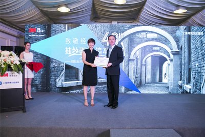 3M中国口腔护理部总经理为演讲嘉宾颁发感谢状及镍钛丝40周年纪念