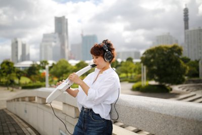 支持传统萨克斯指法、内置50多种音色的 Aerophone AE-10 电吹管