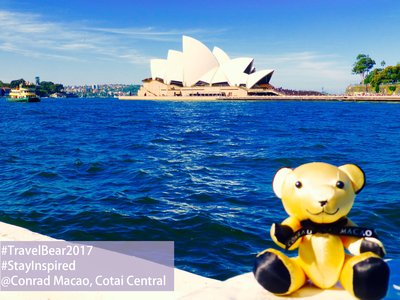 標誌性的金色康萊德小熊以悉尼歌劇院作背景 - 粉絲們可在世界各地的任一地標為他們的澳門康萊德酒店小熊拍照，並上載至其個人Facebook專頁，將有機會贏取入住總統套房兩晚的住宿體驗。