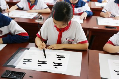 小学生使用智云数字书法临摹台练习书法