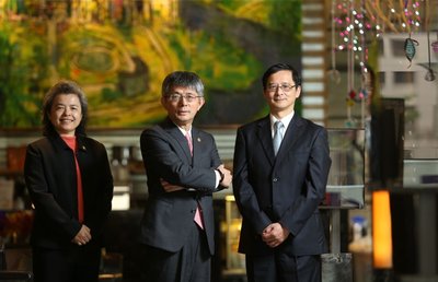 陈凤龙董事长（中）与郑秀姿人资长（左）、廖英智策略长（右）共同接受《远见》杂志专访