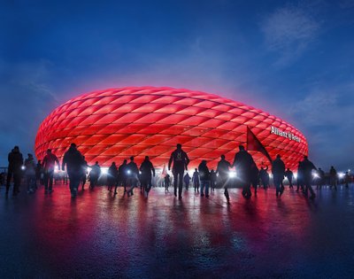 西门子为拜仁慕尼黑俱乐部提供技术支持，解决方案涉及交通、安全与安保、供电领域。例如，西门子的交通管理系统保证了去往体育场的交通畅通。