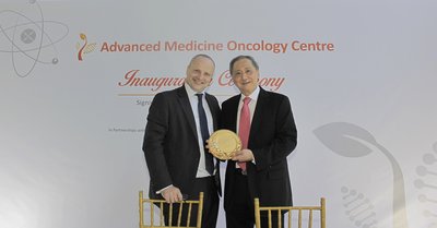 Diederik Zeven, General Manager, Health Systems, Philips ASEAN Pacific (Left) presenting Dr. Djeng Shih Kien, Founder and Chairman, Singapore Institute of Advanced Medicine Holdings (Right) with a commemorative plaque to mark the inauguration of the Advanced Medicine Oncology Centre at the Biopolis, Singapore