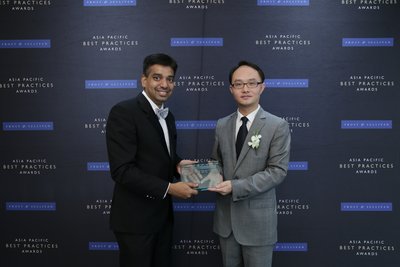 (Right) Yan Xuguang, Director of Integrated Solution, Huawei Singapore receives award from Ajay Sunder, Vice President, Digital Transformation, Frost & Sullivan.