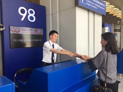 川航地服工作人员正在协助布拉格始发旅客快捷中转首尔航班