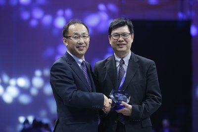 Mr. Alan Chui, Regional President, Sales, China and Korea (right) receiving the 2016 Epson Partner Achievement Award from Mr. Akihiro Fukaishi, President of Epson China Co. Ltd (left).