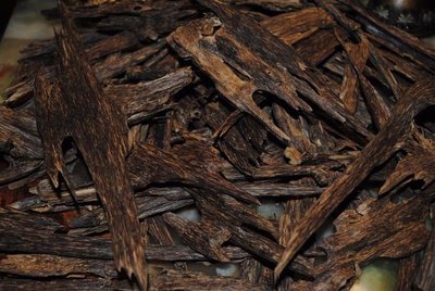 The burning of agarwood chips is not limited to just formal occasions, it is also regularly used to fragrance homes