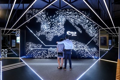 “展.望”展区透过后现代主义手法，通过五个互动模型，运用数码科技、新物料和光线展示香港重要的发展项目。