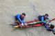 没想到大海的暗流很大很快，珠海长隆海洋王国的潜水员艰难地解开海豚担架上的绳扣。