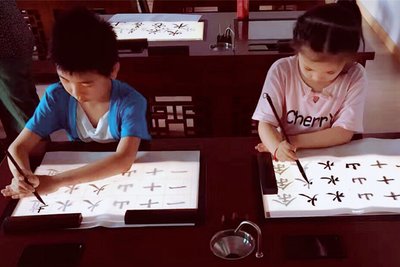 孩子们在数字书法体验馆练习书法
