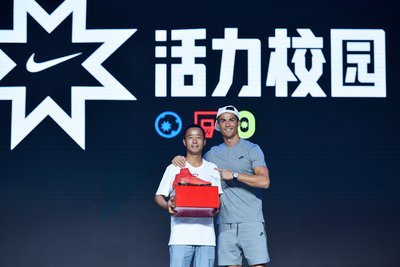 C罗向吕少武老师赠送 CR7 Mercurial Campeoes 足球战靴