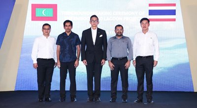From left to right: Mr. Chayanin Debhakam, D.B.A, Director, Chairman of Executive Committee, Singha Estate Public Company Limited; Mr. Mohamed Saeed, Minister Of Economic Development, The Republic of Maldives; Mr. Chutinant Bhirombhakdi, Chairman, Singha Estate Public Company Limited; Mr. Moosa Zameer, Minister of Tourism, The Republic of Maldives; Mr. Naris Cheyklin, Chief Executive Officer, Singha Estate Public Company Limited.