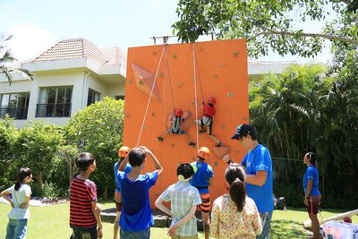 孩子们体验亚龙湾万豪酒店国际夏令营