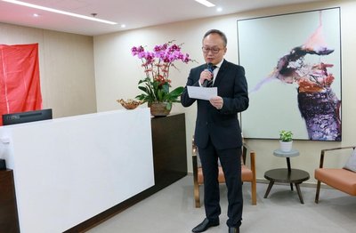 久久控股CEO Stefan Chao在揭牌仪式上发表致辞