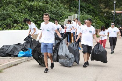 Volunteers travelled to Shek O, where they broke into teams to clean up different areas of the coastline.