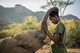 Mary Lenses是非洲第一位桑布鲁本土女性大象守卫，她在Reteti大象保护区工作，帮助幼象回归家园