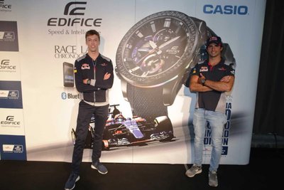 红牛二队一级方程式赛车手卡洛斯-塞恩斯和丹尼尔-古夫亚特在比利时大奖赛上发布最新EDIFICE红牛二队限量版手表EQB-800TR