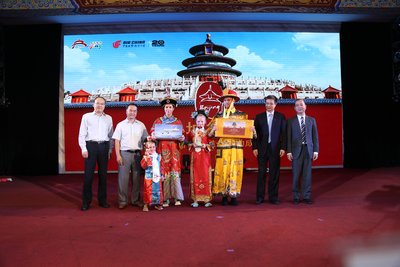 英国网红家庭family fizz与北京市旅游委领导、中国国际航空公司领导亲切合影