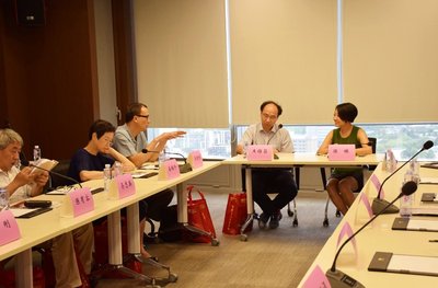 李锦记中国企业事务总监陈姝（右一）与上海市食品学会代表团探讨