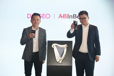 帝亚吉欧大中华区董事总经理朱镇豪先生与百威英博中国区超高端品牌副总裁徐嘉宏先生共同启动健力士啤酒在中国大陆地区的经销合作。