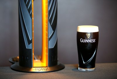 健力士黑啤口感醇厚顺滑，是全球销量第一的黑啤品牌