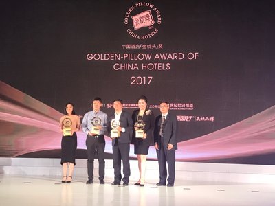 世茂酒店管理公司助理总裁刘怡秀女士（右二）代表企业领取奖杯