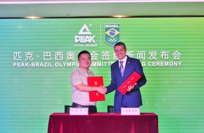 Peak Sport CEO Xu Zhihua (left) signs cooperation agreement with Brazil Olympic Committee Executive Chairman Agberto Guimaraes (right)