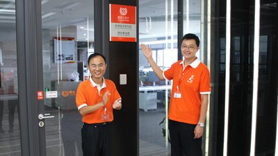 潘加东（左）和翟启锟（右）共同为未来技术研究院揭牌