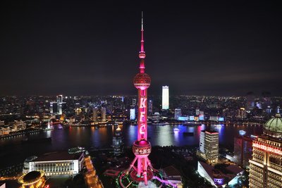 上海东方明珠变红色 庆祝肯德基进入中国30周年