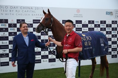 北京诺金酒店总经理卢毅俊先生为刘诗来先生的骏马颁发诺金酒店“最佳马匹奖”
