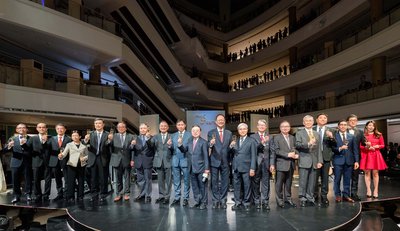 Mr. Ronnie C. Chan (10th from right), Chairman, and Mr. Philip Chen (9th from right), Chief Executive Officer of Hang Lung Properties, and members of the Board of Directors, together with Mr. Zhou Hai-Ying (9th from left), Deputy District Governor of the People’s Government of Jing’an District, Shanghai toast to celebrate the completion of the mega-scale transformation at Plaza 66 in Shanghai.
