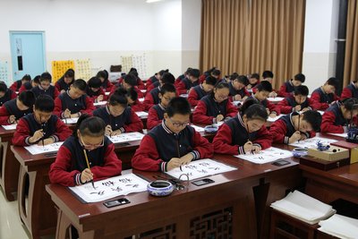 中小学生在智云数字书法教室练习书法