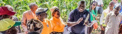 雅苒正在帮助指导非洲坦桑尼亚的贫困农民充分利用土地