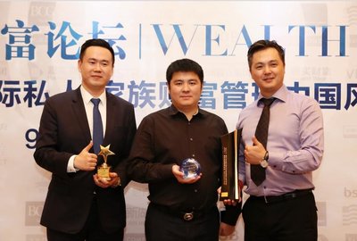 金砖控股集团董事长郑永华（中）、金砖财行CEO徐峰（右）、金砖财行副总裁徐然（左）在颁奖典礼现场