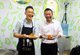 李锦记全球企业事务执行副总裁孔君道（右）将亲手制作的美食分享给现场粉丝