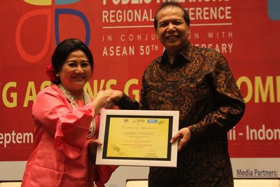 Prita Kemal Gani gives a token of appreciation to the keynote speaker, Chairul Tanjung.