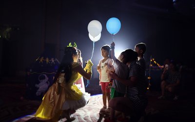 从舞台剧中走出的小仙女，用彩色气球为宝贝们传授“魔法”