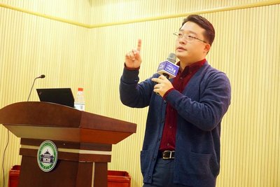 Jay Wei delivers a speech at Wuhan University in 2016